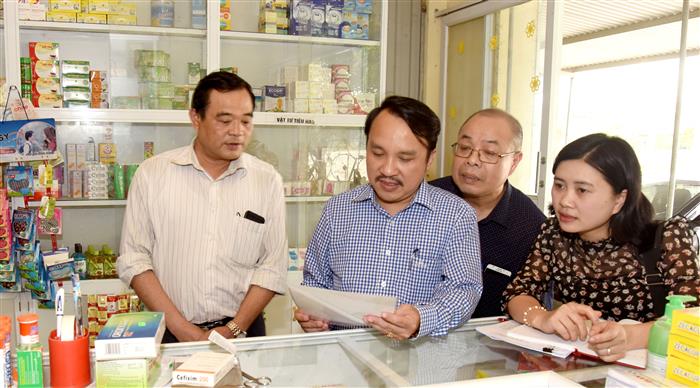 Ông Dương Đình Chỉnh, quyền Giám đốc Sở Y tế Nghệ An kiểm tra cơ sở hành nghề y, dược ngoài công lập trên địa bàn - Ảnh: Từ Thành