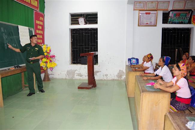 Lớp học xóa mù chữ tại Nhà văn hóa bản Tùng Hương do cán bộ Đồn Biên phòng Tam Quang trực tiếp giảng dạy