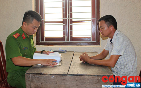 Công an huyện Nam Đàn lấy lời khai đối tượng đánh bạc  