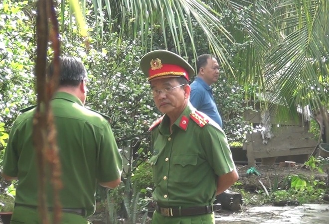 Đại tá Nguyễn Văn Tảo, Phó Giám đốc Công an tỉnh Tiền Giang chỉ đạo công tác điều tra tại hiện trường.