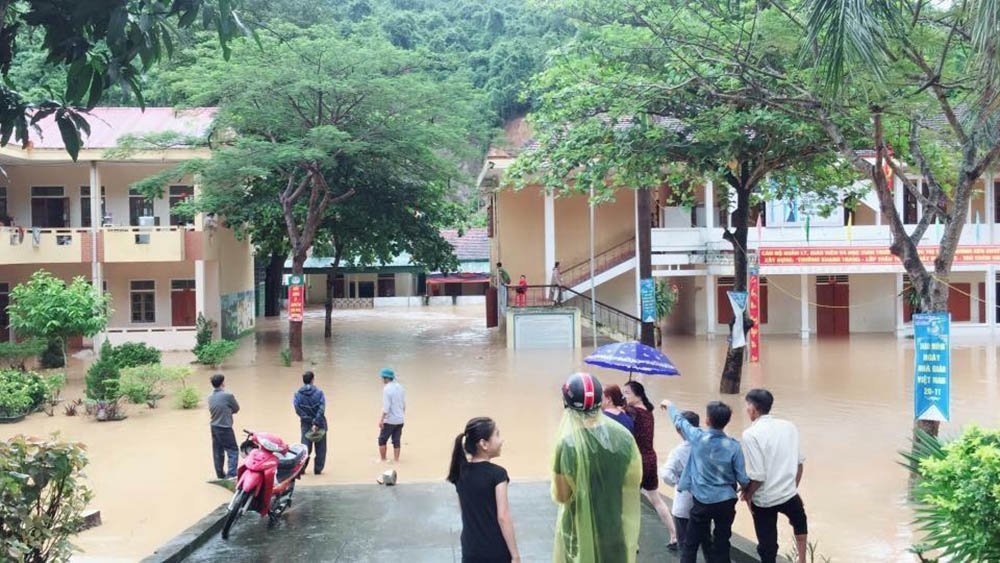 Trường học Mầm non, Tiểu học và THCS ở thị trấn Mường Xén ngập trong biển nước. Ảnh: Vietnamnet.vn