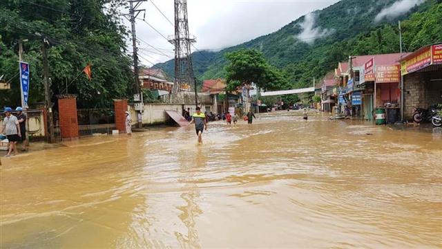 Nước lũ chia cắt nhiều tuyến đường ở thị trấn Mường Xén, huyện Kỳ Sơn