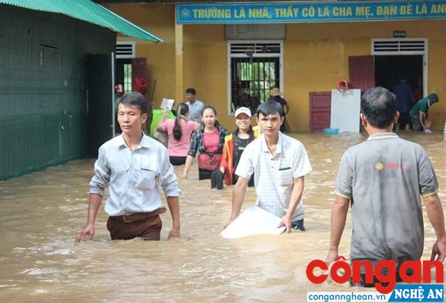 Trường Phổ thông Dân tộc nội trú THCS Con Cuông (thôn Thanh Nam, xã Bồng Khê) ngập chìm trong nước 