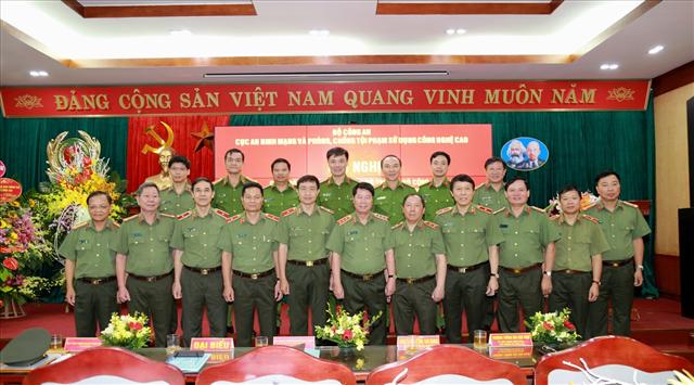 Thứ trưởng Bùi Văn Nam cùng các đại biểu dự Hội nghị.