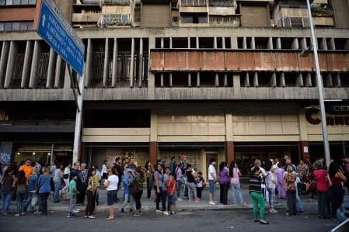 Người dân thủ đô Caracas đổ ra đường sau động đất - Ảnh: Getty