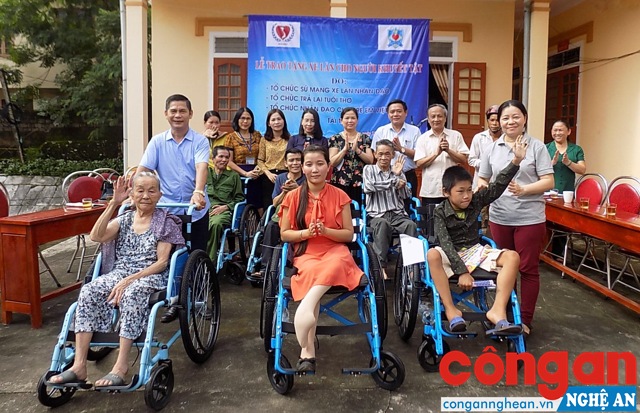 Hội Bảo trợ Người khuyết tật và Trẻ mồ côi tỉnh và huyện Quỳ Hợp trao tặng xe lăn cho các đối tượng