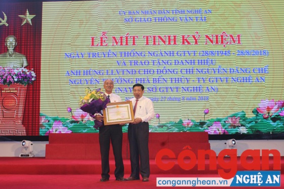 Thừa ủy quyền của Chủ tịch nước, đồng chí Nguyễn Xuân Đường, Chủ tịch UBND tỉnh trao tặng danh hiệu Anh hùng LLVTND cho đồng chí Nguyễn Đăng Chế