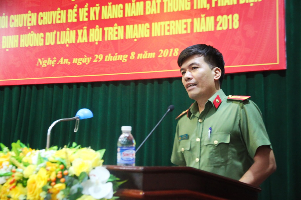 Thiếu tá Bùi La Sơn, Phó trưởng phòng Tham mưu Công an tỉnh trao đổi, chia sẻ các kinh nghiệm bổ ích về phản biện xã hội trên mạng Interet