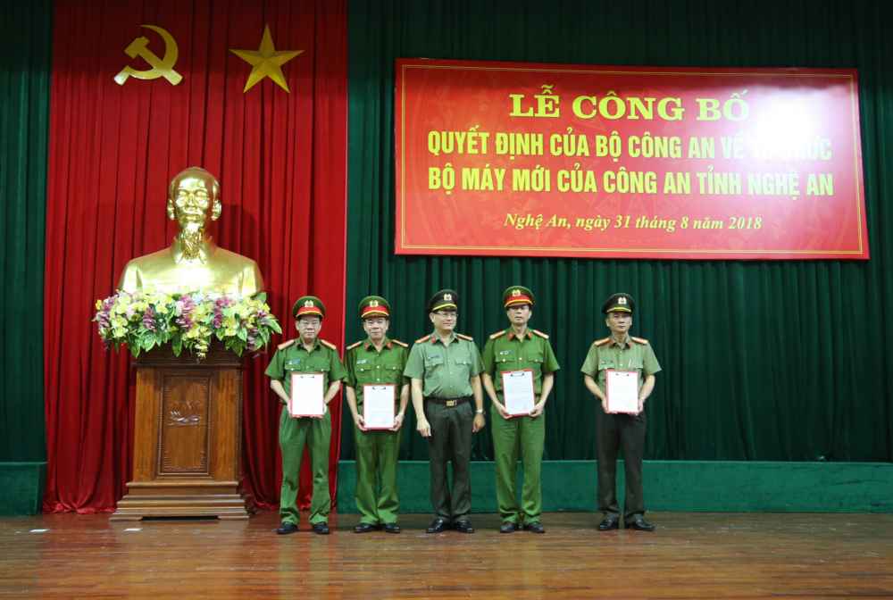 Giám đốc Công an Nghệ An trao quyết định cho 4 đồng chí PGĐ PCCC