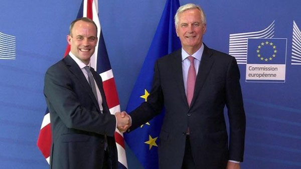 Ông Michel Barnier (phải) và ông Dominic Raas tại cuộc gặp ngày 31-8. 
