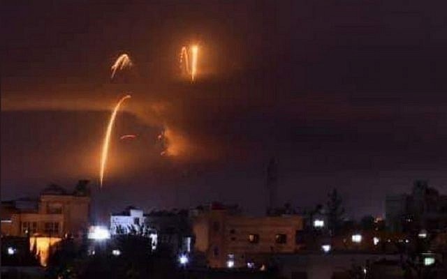 Các vệt khói, lửa trên bầu trời gần căn cứ Mezzeh sau nghi án Israel tấn công đêm 1-9. Ảnh: AP