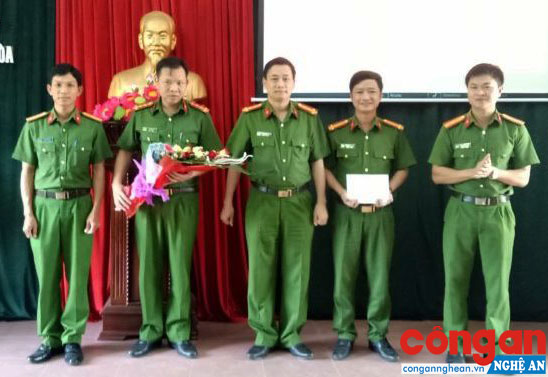 Đồng chí Đại tá Nguyễn Mạnh Hùng, Phó Giám đốc Công an tỉnh trao thưởng cho Công an TX Thái Hoà về thành tích phá 2 Chuyên án 618H và 618P