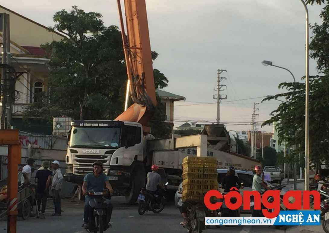 Xe bê tông chiếm toàn bộ lòng đường Vương Thúc Mậu, ngay trước trụ sở tiếp dân UBND tỉnh Nghệ An 