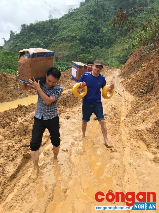 Dù tuyến đường từ trung tâm Thị trấn vào 2 ngôi trường Tiểu học Nhôn Mai và trường THCS bán trú xã Mai Sơn bùn nước lầy lội, trơn trượt...
