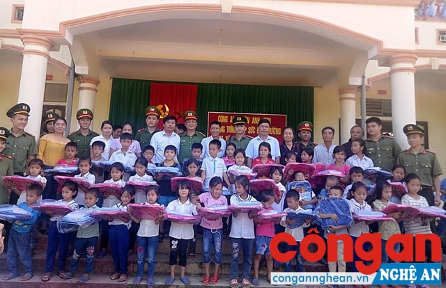 Công an huyện Anh Sơn tặng quà cho các em học sinh