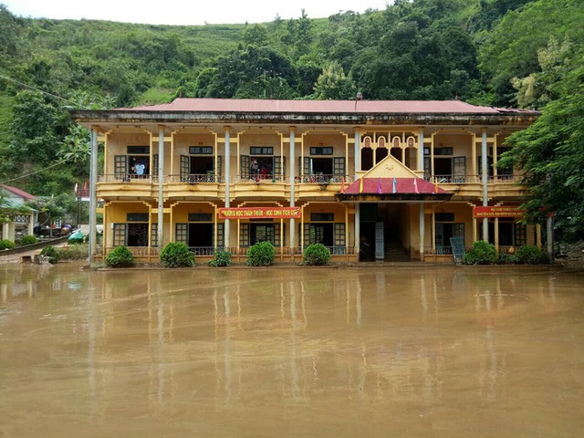 Trường PTDTBT THCS Tà Hộc, huyện Mai Sơn, tỉnh Sơn La vẫn bị ngập bùn trước ngày khai giảng.