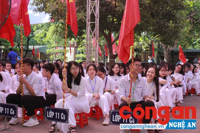 Các em học sinh trường THPT Chuyên Phan Bội Châu rạng rỡ trong buổi Lễ khai giảng năm học mới
