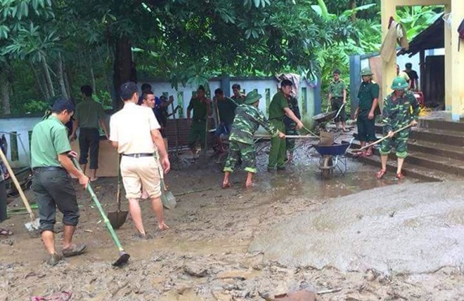 Lực lượng chức năng đang tổ chức dọn dẹp, khắc phục hậu quả mưa lũ tại các trường học trên địa bàn xã Tam Chung.
