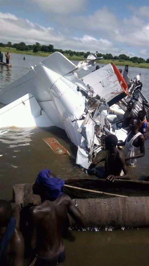 Hiện trường vụ máy bay rơi làm chết 21 người ở Yirol, Nam Sudan. Ảnh: Miraya