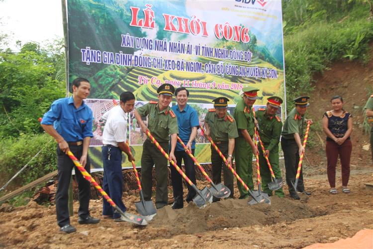 Lễ động thổ khởi công xây dựng nhà cho đồng chí Xeo Bá Ngưm