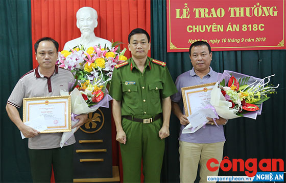 Đồng chí Đại tá Nguyễn Mạnh Hùng, Phó Giám đốc Công an tỉnh trao Giấy khen cho 2 anh Phạm Bá Sinh và Nguyễn Lộc Cường