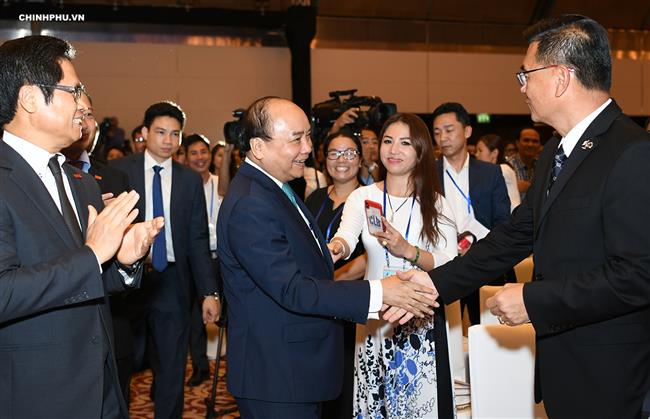 Thủ tướng Nguyễn Xuân Phúc trò chuyện với các đại biểu dự Hội nghị. Ảnh: VGP/Quang Hiếu