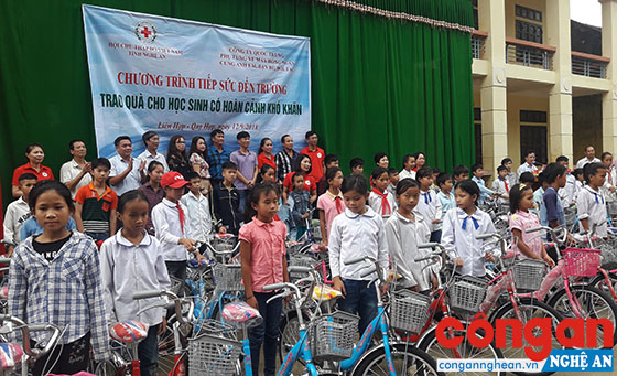 Trao tặng 53 chiếc xe đạp cho các em học sinh nghèo