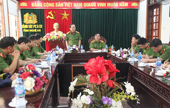 Đồng chí Đại tá Hồ Sỹ Tuấn - PGĐ Công an tỉnh báo cáo công tác chuẩn bị với Đoàn kiểm tra của Cục Cảnh sát PCCC và CNCH