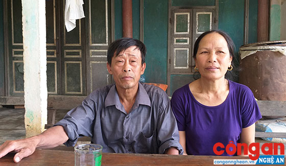 Vợ chồng ông Lê Thanh Nhàn đã vay mượn số tiền 220 triệu đồng “chạy” việc cho con, hàng tháng đang phải còng lưng trả nợ