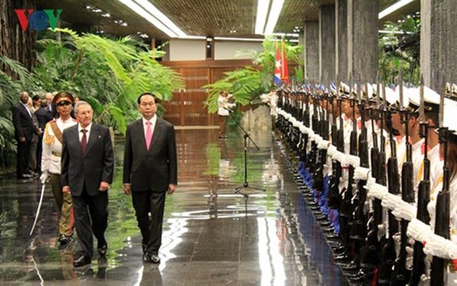 Chủ tịch nước Trần Đại Quang và Chủ tịch Cuba Raul Castro duyệt đội danh dự quân đội Cuba