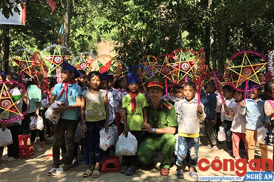 Cán bộ Trại tạm giam tặng quà cho các em học sinh vùng lũ của huyện Kỳ Sơn