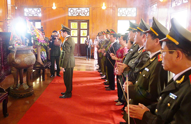 Dâng hương tưởng niệm anh linh Chủ tịch Hồ Chí Minh tại Kim Liên