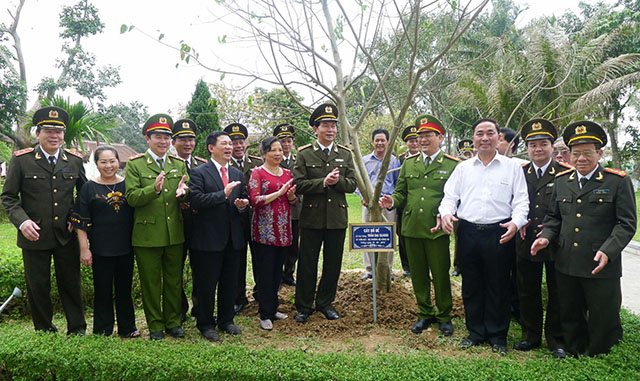 Chụp ảnh lưu niệm với lãnh đạo tỉnh Nghệ an bên cây Bồ đề tại khu di tích Kim Liên
