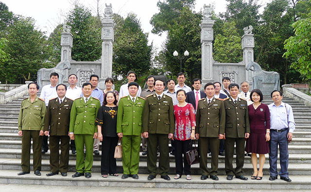 Chụp ảnh lưu niệm với lãnh đạo Công an Nghệ An trước cổng Đền thờ Hoàng Đế Quang Trung