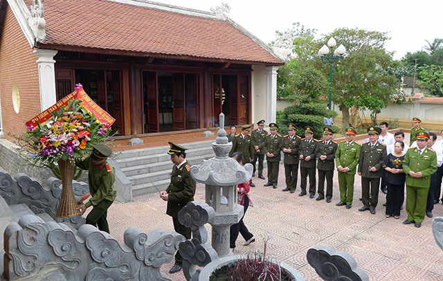 Dâng hương tưởng niệm đồng chí Trần Quốc Hoàn tại Nam Trung - Nam Đàn