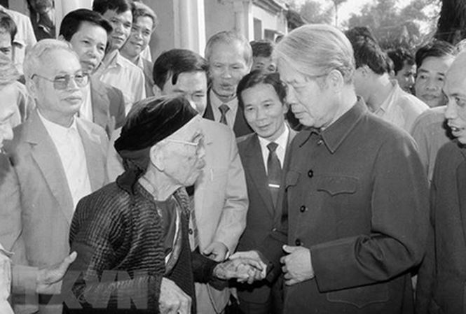 Tổng Bí thư Đỗ Mười nói chuyện thân mật với nhân dân xã Lê Lợi, huyện Thường Tín,ngày 1/11/1992. (Ảnh: Xuân Lâm/TTXVN)