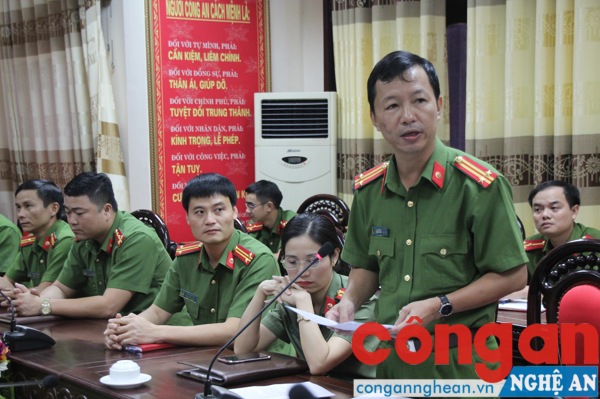 Đồng chí Trung tá Nguyễn Hữu Cường - Phó trưởng Công an TP Vinh báo cáo toám tắt vụ việc