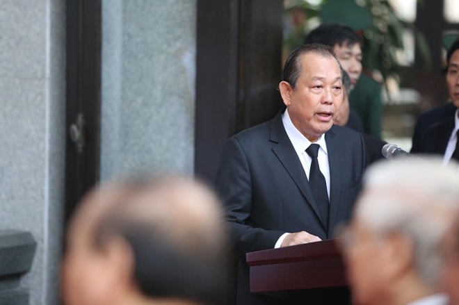 Phó Thủ tướng Thường trực Trương Hoà Bình đọc tóm tắt tiểu sử đồng chí Đỗ Mười.