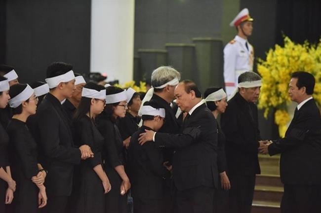 Thủ tướng Chính phủ Nguyễn Xuân Phúc chia buồn cùng gia quyến đồng chí Đỗ Mười. ảnh: Phạm Hải
