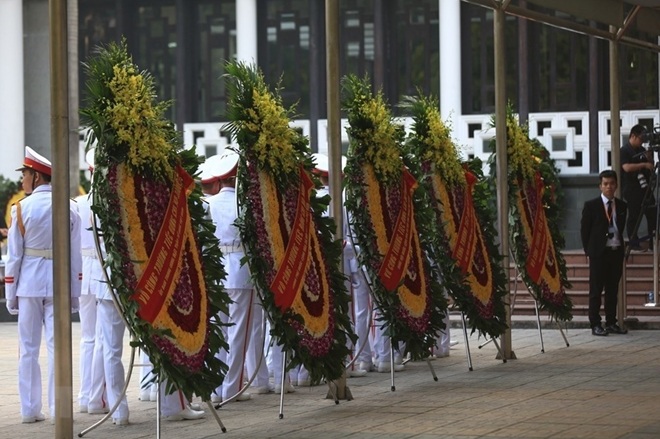 Những vòng hoa tang kính viếng đồng chí Đỗ Mười xếp ngay ngắn dọc lối vào nhà tang lễ Quốc gia số 5 Trần Thánh Tông.