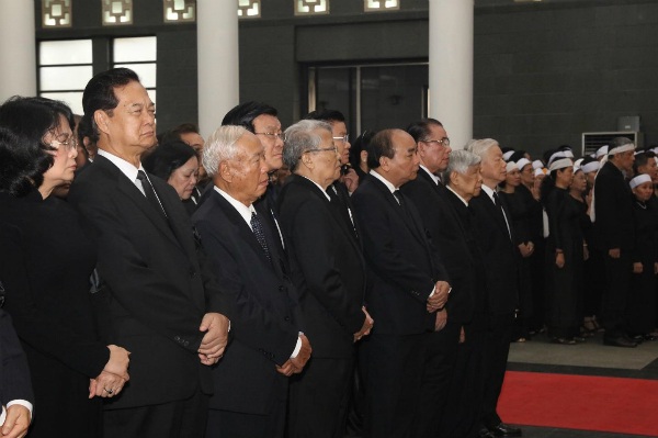 Các đồng chí Lãnh đạo, nguyên lãnh đạo Đảng, Nhà nước trong lễ truy điệu cố Tổng bí thư Đỗ Mười. (Ảnh VNE)