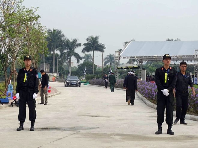 Lực lượng công an làm nhiệm vụ đảm bảo an ninh, đón linh cữu nguyên Tổng Bí thư Đỗ Mười tại quê nhà xã Đông Mỹ, huyện Thanh Trì