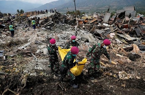 Lực lượng cứu hộ tìm kiếm nạn nhân sau động đất và sóng thần ở Indonesia. (Ảnh: Reuters)