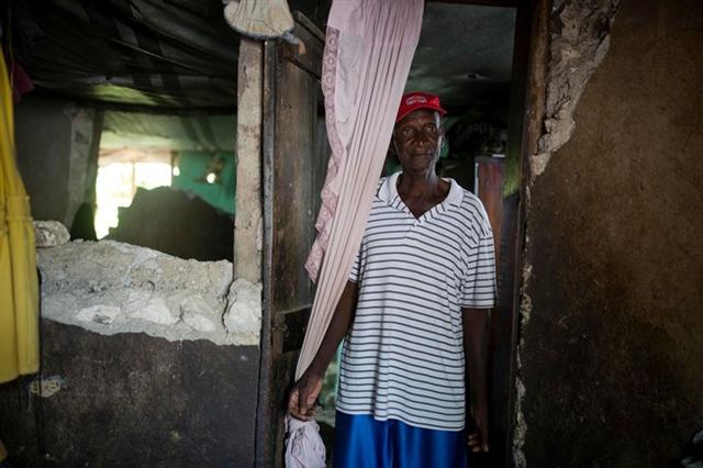 Ông Marcorel Maurice thẫn thờ đứng trong ngôi nhà của mình vừa bị phá hủy sau trận động đất cường độ 5,9 tại Haiti. Ảnh: AP