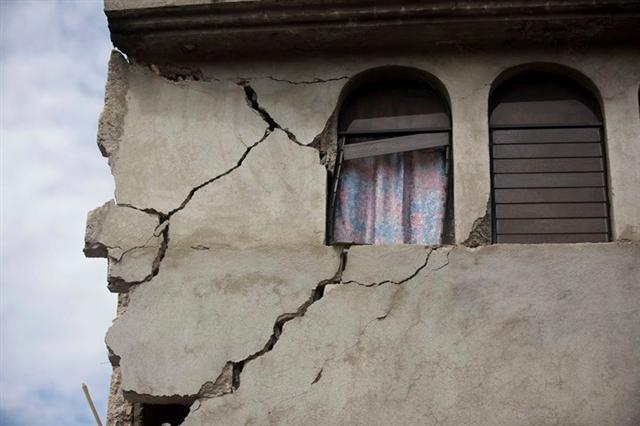Những vết nứt loang lổ trong một ngôi nhà sau khi thảm họa động đất xảy ra ở Gros Morne, Haiti. Ảnh: AP