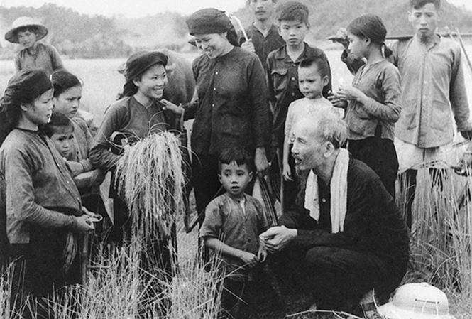 Lúc sinh thời, Chủ tịch Hồ Chí Minh rất nghiêm khắc với hafnhv i 
