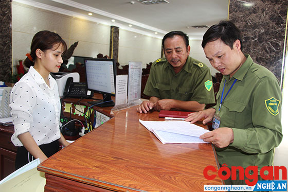 Công an xã Diễn Thành, huyện Diễn Châu kiểm tra thủ tục tạm trú tại cơ sở kinh doanh dịch vụ nhà nghỉ trên địa bàn