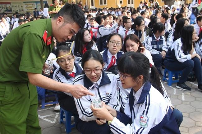 Giảng viên Học viện CSND tuyên truyền phòng chống ma túy cho học sinh THCS Nguyễn Trường Tộ (Hà Nội)