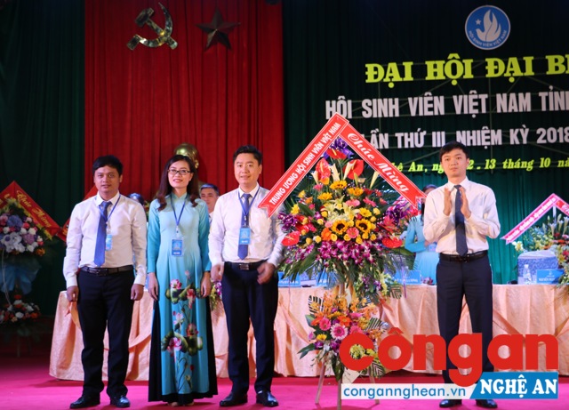 Đồng chí Nguyễn Minh Triết tặng lẵng hoa chúc mừng Hội Sinh viên tỉnh Nghệ An
