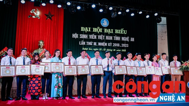 Trung ương Hội Sinh viên Việt Nam trao tặng Bằng khen cho 1 tập thể và 16 cá nhân có những đóng góp cho phong trào của Hội